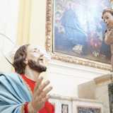 Mentre nella parte destra della chiesa le statue in cartapesta di Ges� e San Pietro circondano un altare marmoreo sormontato da una tela di fine 800. Sono nove �Statue dei Misteri�: antiche sculture si trovano qui dal 2012 ma appartengono da sempre alla Vallisa, nel frattempo divenuta auditorium diocesano. Vengono portate in processione il Venerd� Santo